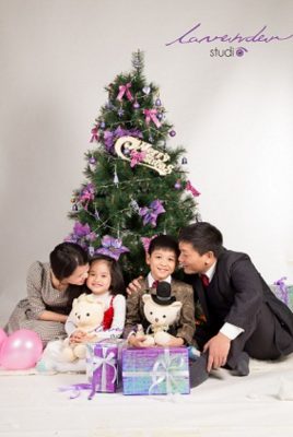 ảnh gia đình bên cây thông