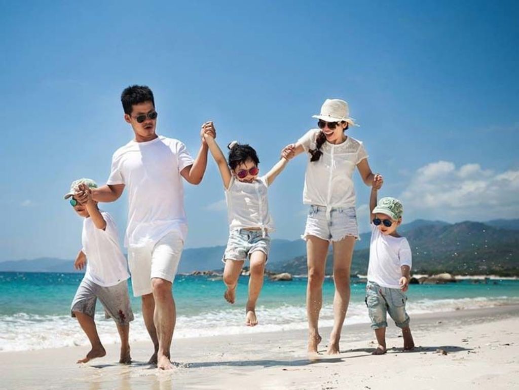 Chụp ảnh gia đình đi dạo trên bãi biển