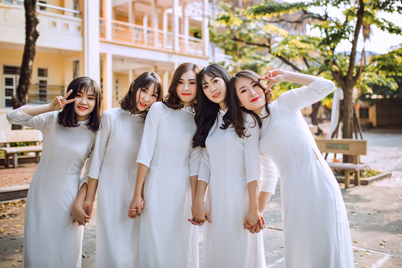 Cách tạo dáng chụp ảnh áo dài học sinh cực đơn giản