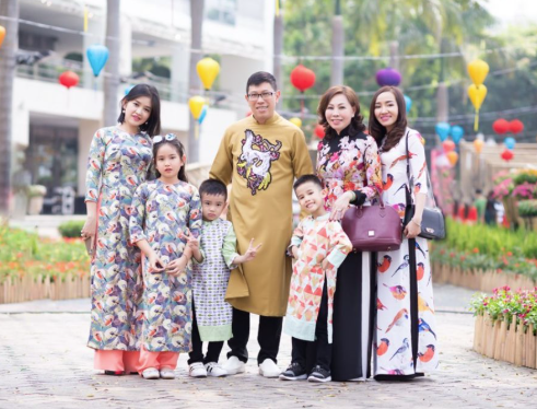 Chụp hình gia đình trong trang phục áo dài: Những điều cần biết