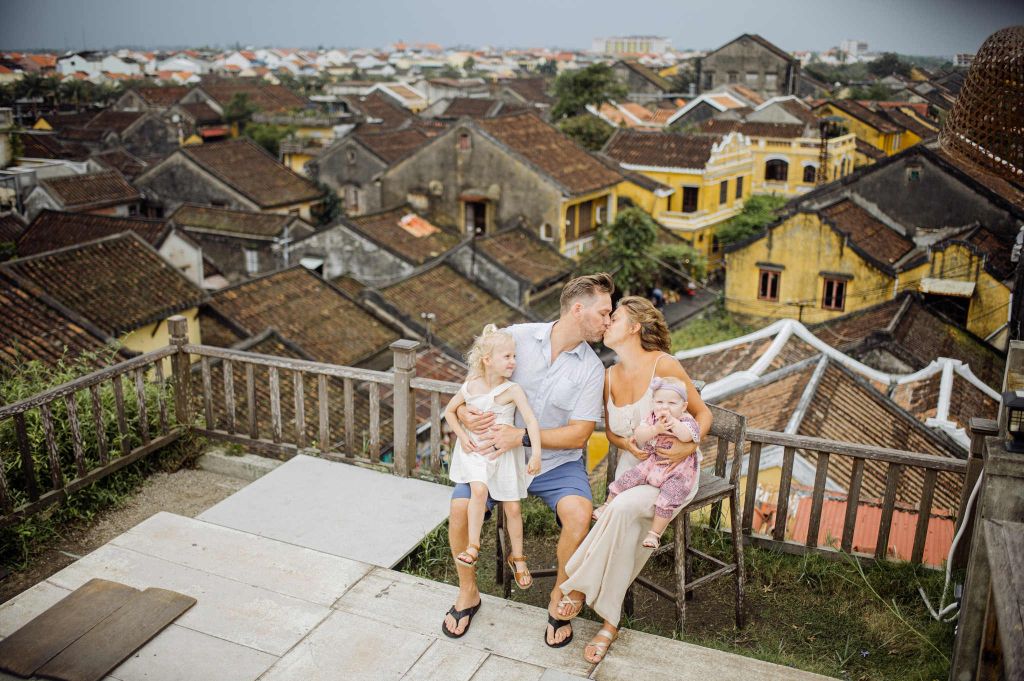 Giải đáp: Có nên dùng dịch vụ ghép ảnh gia đình tại Hội An không?