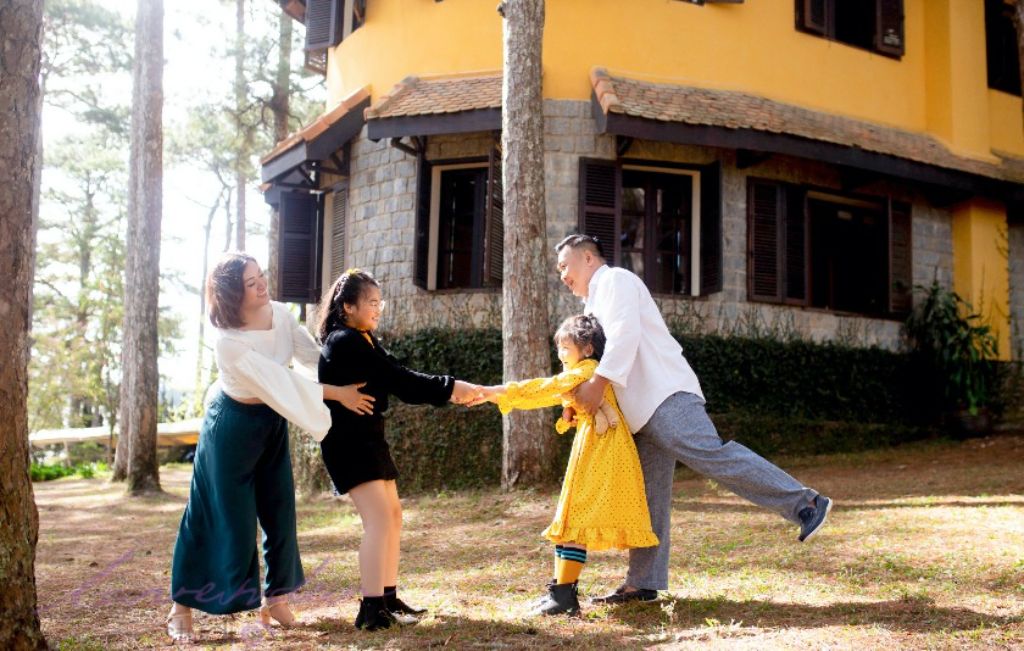 Giải đáp: Có nên dùng dịch vụ ghép ảnh gia đình tại Hội An không?