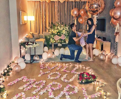 Trang trí cầu hôn trong phòng khách – Ý tưởng lãng mạn cho cặp đôi Trang trí cầu hôn trong phòng khách – Ý tưởng lãng mạn cho cặp đôi