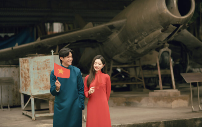 Chụp ảnh couple áo dài 2026 – Phong cách lãng mạn và nghệ thuật