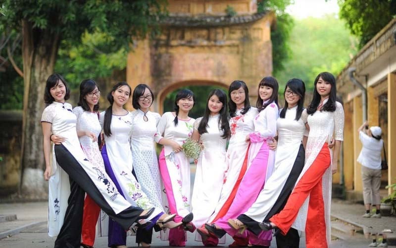 Cách tạo dáng chụp ảnh áo dài nhóm đẹp